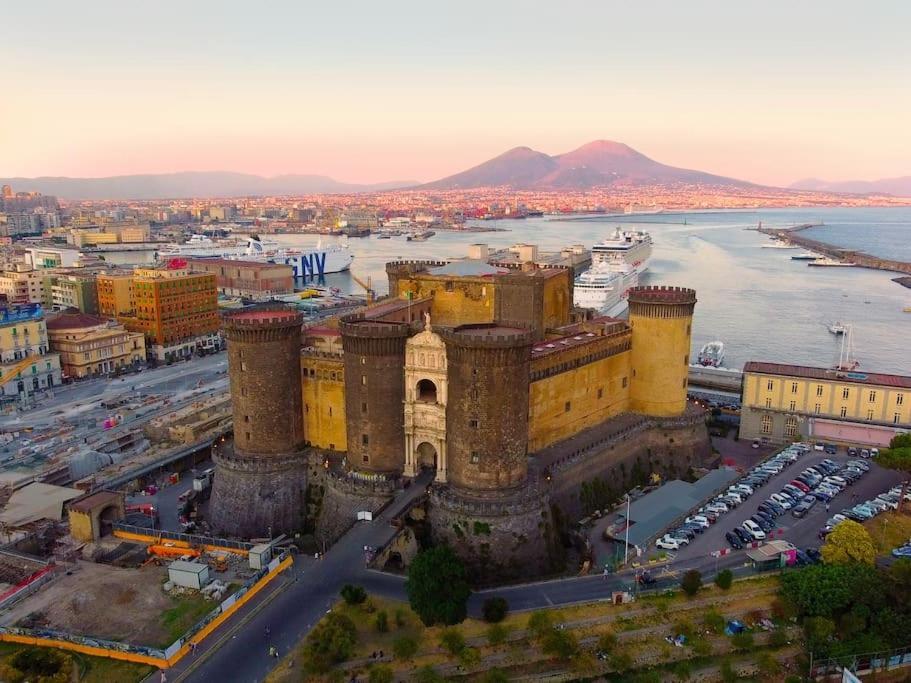 In Musica * Naples